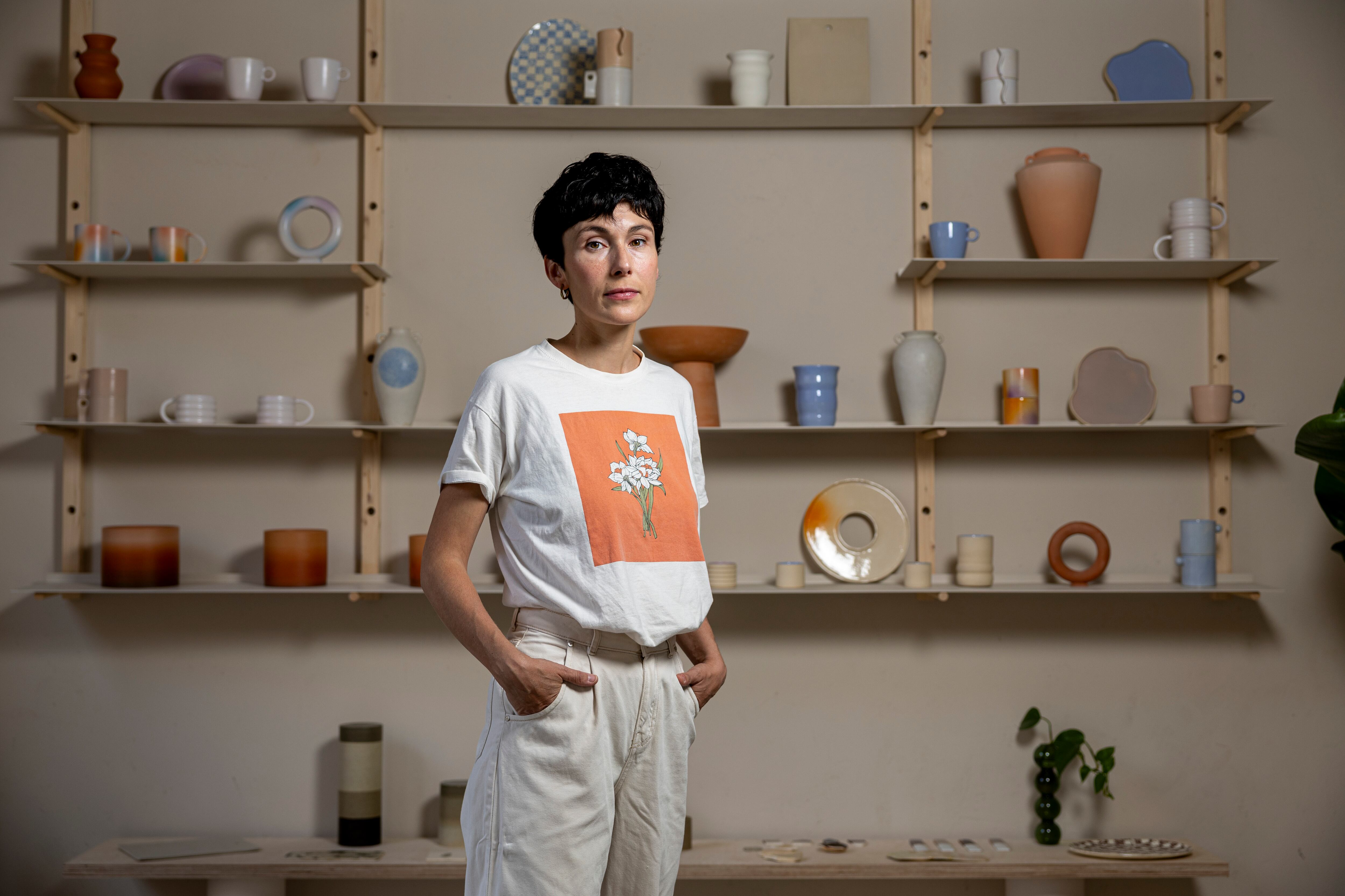 Clara Doblas, trabajadora autónoma, en su taller de cerámica.