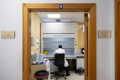 Un técnico trabaja en la sala de apertura. El laboratorio biológico está organizado por departamentos, que funcionan de forma escalonada.