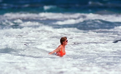 La princesa Diana de Gales, una de las mujeres más fotografiadas del mundo, bañándose en la isla Nieves, en el Caribe, en enero de 1993.  