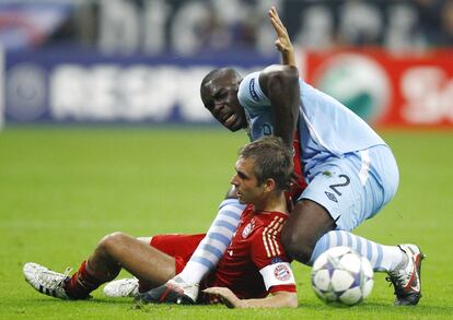 Micah Richard, del Manchester City, cae sobre Lahm en un partido de la fase de grupos que los alemanes ganaron por 2 a 0.