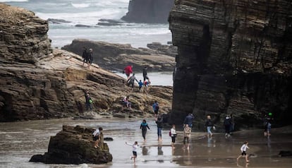 Turistas en la playa de As Catedrais el pasado jueves.