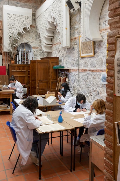 Alumnas de la escuela de encuadernación.