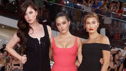 Los Baldwin

La familia de hermanos más famosa de Hollywood ha dejado una generación de seis primas que no se pierden las mejores fiestas de la industria de la moda, triunfan en Instagram y obstentan el manido título de it girls. En la imagen, las que probablemente sean las más famosas: la modelo Ireland Baldwin (hija de Kim Basinger y Alec Baldwin), la instagramer y modelo Alaia Baldwin (Stephen Baldwin y la brasileña Kennya Deodato) y su hermana Hailey, la que más está dando que hablar los últimos tiempos.