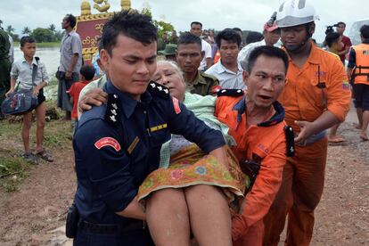 Los equipos de rescate trasladan a una víctima de las inundaciones en Bago, Myanmar.