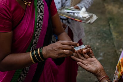 Una trabajadora comunitaria de la salud recogiendo muestras de sangre en las zonas rurales de Kolhapur (India). Estas trabajadoras se denominan en India Activistas Sociales Sanitarias Acreditadas (ASSA), y forman parte de un programa del Gobierno indio para conectar a comunidades rurales y pobres con el sistema sanitario público.