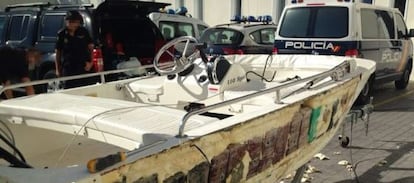 Imagen facilitada por la Policia Nacional de los 240 kilos de cocaína incautados en el casco de una lancha en Huelva.
