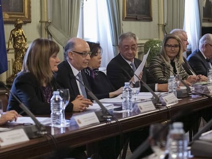 El ministro de Hacienda y la vicepresidenta con el grupo de expertos en financiaci&oacute;n auton&oacute;mica