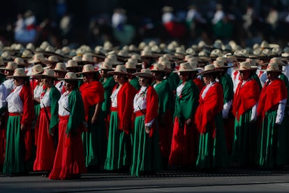 Mujeres en vestidos típicos participan en el desfile por el 113 Aniversario del Inicio de la Revolución Mexicana en la Plaza de la Constitución, en Ciudad de México (México).