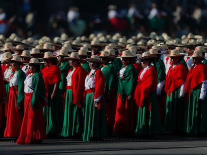 Mujeres en vestidos típicos participan en el desfile por el 113 Aniversario del Inicio de la Revolución Mexicana en la Plaza de la Constitución, en Ciudad de México (México).