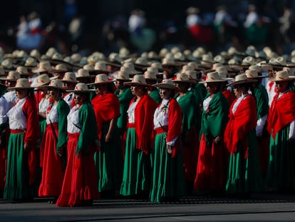 Mujeres en vestidos típicos participan en el desfile por el 113 Aniversario del Inicio de la Revolución Mexicana en la Plaza de la Constitución, en Ciudad de México (México).