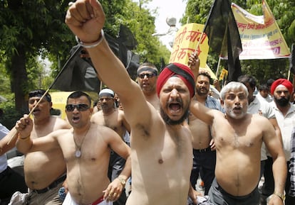 Un grupo de manifestantes protesta contra la prohibición de circular a camiones diesel de más de 10 años en Nueva Delhi (India).