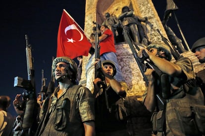 Soldados turcos vigilan a los seguidores del presidente turco que se congregan en las inmediaciones de la plaza de Taksim.