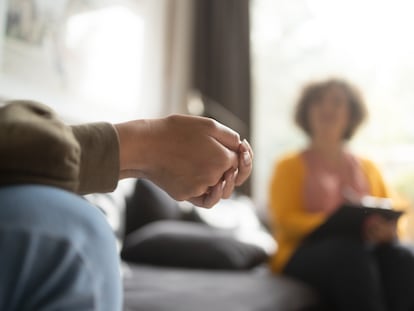 Una adolescente en una sesión con una psicóloga.