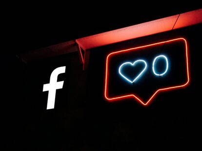 Facebook ya tiene su modo oscuro, ¿sabes cómo activarlo?