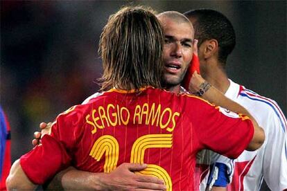 Zinedine Zidane no ha dejado de consolar a los jugadores españoles tras el triunfo de Francia. En la imagen, el jugador francés abraza a Sergio Ramos.