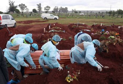 <p>Trabajadores funerarios con equipo de protección personal llevan un ataúd durante el entierro de una víctima de covid-19 en el cementerio Olifantsvlei, al suroeste de Joburg, Sudáfrica, el 6 de enero de 2021. Este país es el que acumula más contagios y más muertos en todo el continente. En números absolutos, a 12 de febrero contaba con cerca de 1,5 millones de contagios y alrededor de 48.000 fallecidos.</p><p> El aumento en la mortalidad en el continente se produce cuando la segunda ola de casos de África, que comenzó en octubre de 2020, parece haber alcanzado su punto máximo, el 6 de enero de 2021. La segunda ola se ha extendido más rápido que la primera y es mucho más letal.</p>