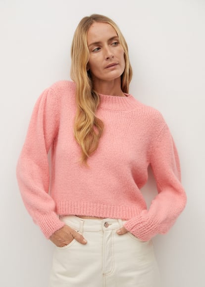 Un mullido y cálido jersey de Mango como este para ver el invierno de color de rosa debería de ser considerada una necesidad esencial. Antes 29,99 euros, ahora 19,99 euros.