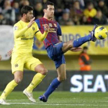 Busquets, del Barça, lucha con Musacchio por un balón.