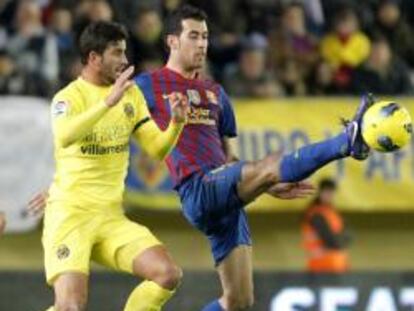 Busquets, del Barça, lucha con Musacchio por un balón.