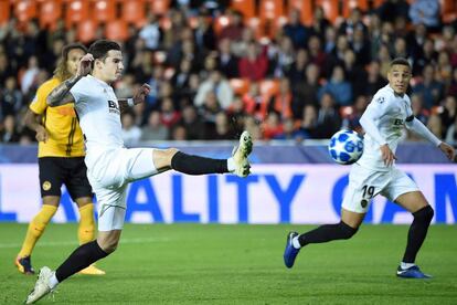 Santi Mina marca el segundo gol del Valencia al Young Boys.