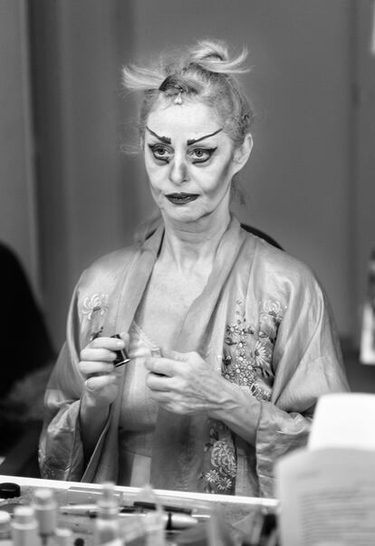 La actriz Vicky Peña se maquilla para interpretar 'Sweeney Todd' en 2007 en el teatro Español de Madrid.