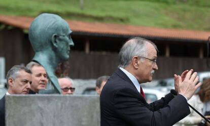 El máximo responsable del grupo Mondragón, Javier Sotil, durante su discurso en el homenaje al fundador del cooperativismo vasco, el sacerdote José María Arizmendiarreta en Markina.