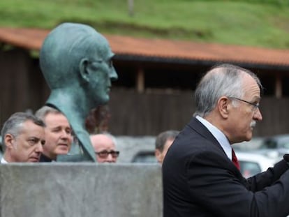 El máximo responsable del grupo Mondragón, Javier Sotil, durante su discurso en el homenaje al fundador del cooperativismo vasco, el sacerdote José María Arizmendiarreta en Markina.