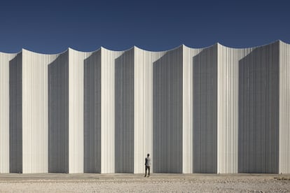 La segunda piel del edificio es una cubierta de zinc microperforado que, además, da sombra y refresca.