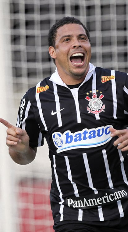 Ronaldo festeja un gol contra el Sao Paulo.