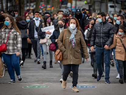 Vianants al passeig de Gràcia a principis de desembre.