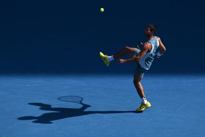 Alcaraz intenta controlar la pelota durante el partido contra Draper en la Rod Laver Arena de Melbourne.