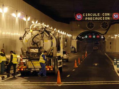 Varios operarios achican el agua con un camión bomba en el túnel de Ventisquero de la Condesa, que también sufrió inundaciones.