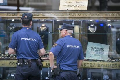 Diversos agents dels Mossos d'Esquadra davant de la joieria atracada.