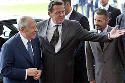 Gerhard Schröder recibe ayer en Berlín al presidente italiano, Carlo Azeglio Ciampi (a la izquierda).
