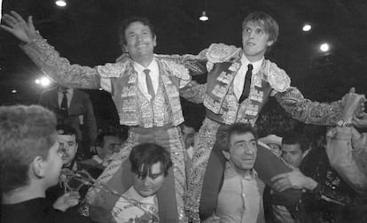 Los diestros Manuel Díaz 'El Cordobés' y Sebastián Palomo Linares, salen a hombros de la plaza de toros de Alcalá de Guadaira, tras cortar cuatro orejas cada uno, en 1995.