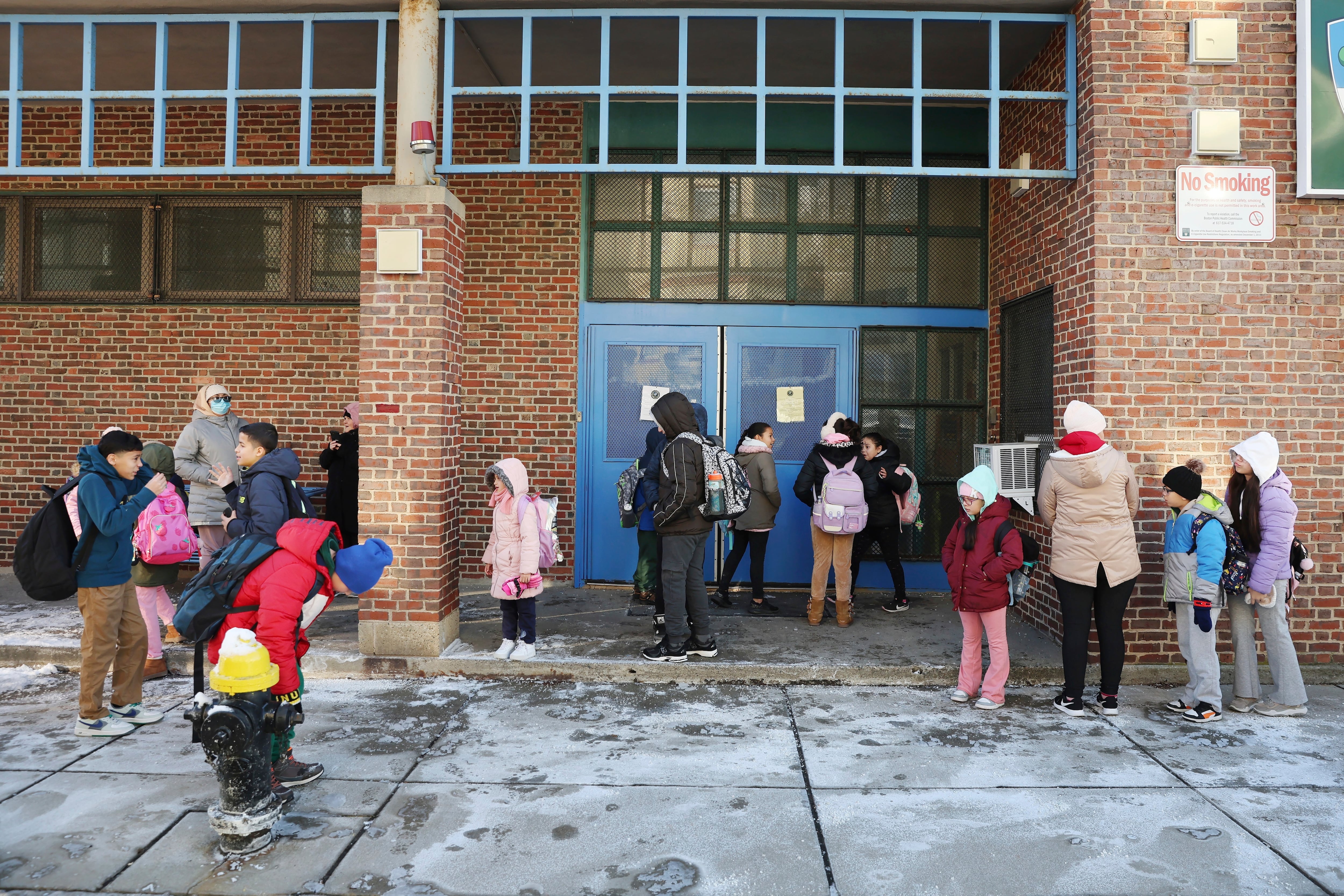 ¿Qué derechos tienen los niños migrantes en las escuelas de Estados Unidos?
