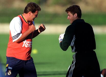 John Benjamin Toshack boxea bromeando con Iker Casillas, durante un entrenamiento del Real Madrid en 1999.