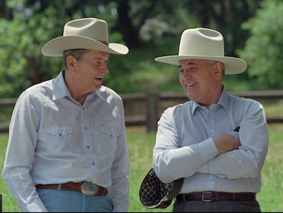 Ronald Reagan (izquierda) y Mijail Gorbachov, en el rancho californiano del primero, en mayo de 1992.