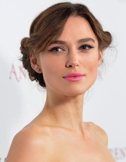 Keira Knightley también sabe que si quieres ir a la última tienes que apostar por un buen rosa de labios.