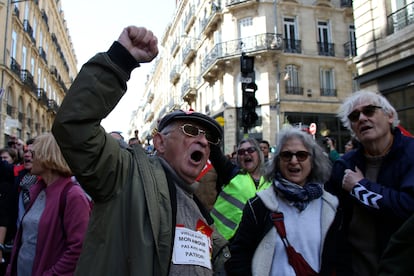 Un hombre lanza consignas contra el gobierno de Macron durante la décima jornada de protestas contra la reforma de las pensiones.