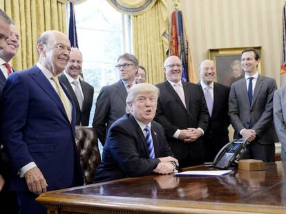 Trump firma el permiso de Keystone junto a su gabinete en el Despacho Oval.