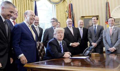 Trump firma el permiso de Keystone junto a su gabinete en el Despacho Oval.
