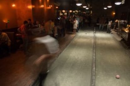 Pista de 'bocce ball' en el interior del Union Hall, en Brooklyn (Nueva York).