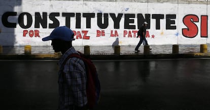 Mural promoviendo la Constituyente durante la jornada de votación en Caracas.