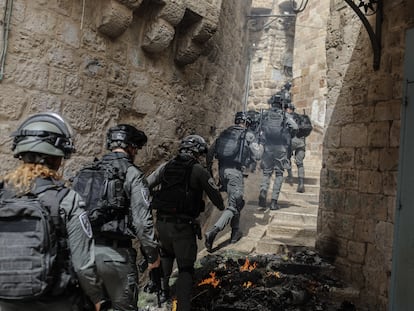 Una patrulla policial israelí, durante los incidentes del lunes en la Ciudad Vieja de Jerusalén.