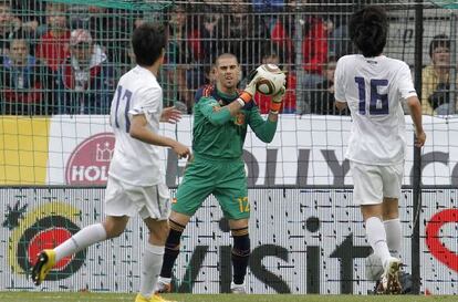 Valdés atrapa el balón ante Corea.
