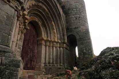 La extraordinaria ermita-fortaleza  románica de Santa Cecilia en Vallespinoso de Aguilar se alza sobre una masa de roca, rodeada por un arroyo y campos de trigo.