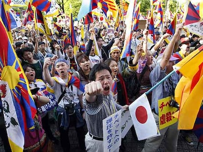 Manifestantes con banderas de Japón y Tíbet protestan contra la visita de Hu Jintao, ayer en Tokio.