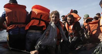 Un grupo de migrantes desembarca en la isla de Lesbos (Grecia) la semana pasada.