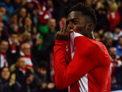 Iñaki Williams se besa el escudo tras el 2-0.